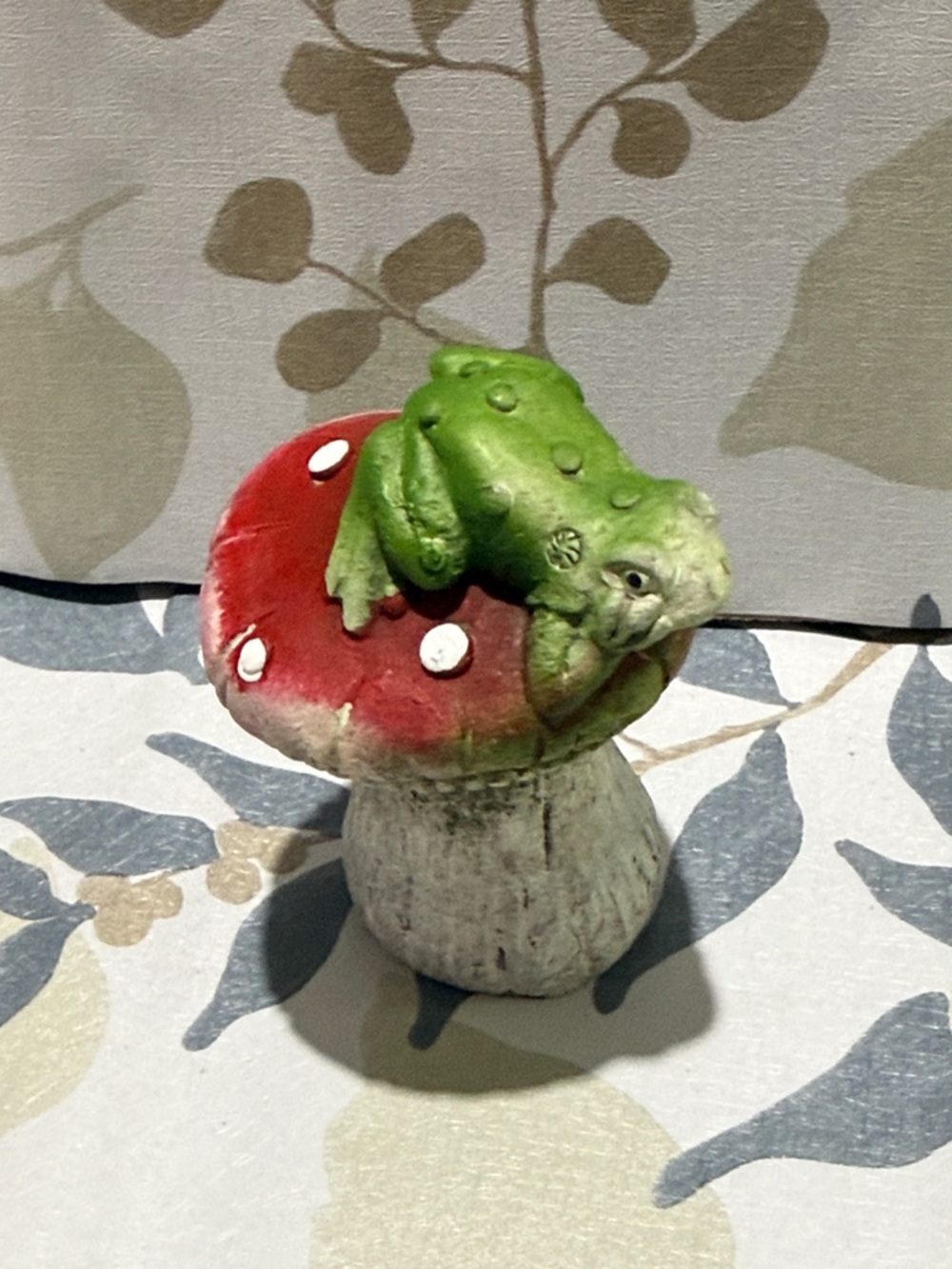 Frog on Toadstool Garden Ornament - Green & Red - Picture 2 of 6